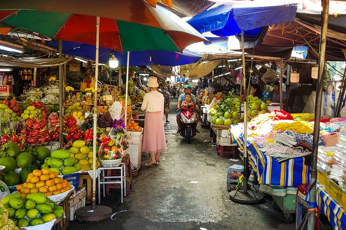 Immerse yourself in the vibrant street market scene, where you can interact with locals and experience the lively evening ambiance 